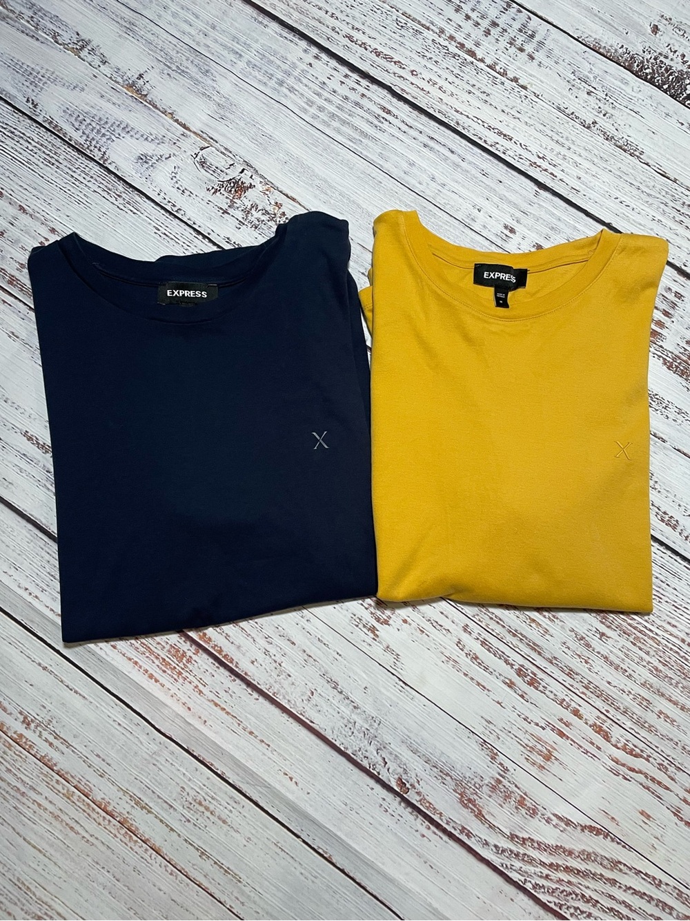 Set of 2 Express Men’s crew neck t-shirts. Size M
